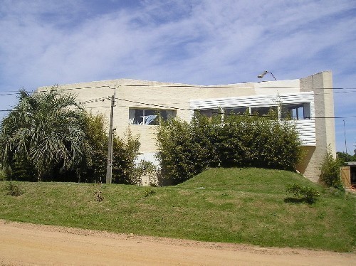 Moderna Casa en alquiler y venta, de líneas netas, en el corazón de La Barra.